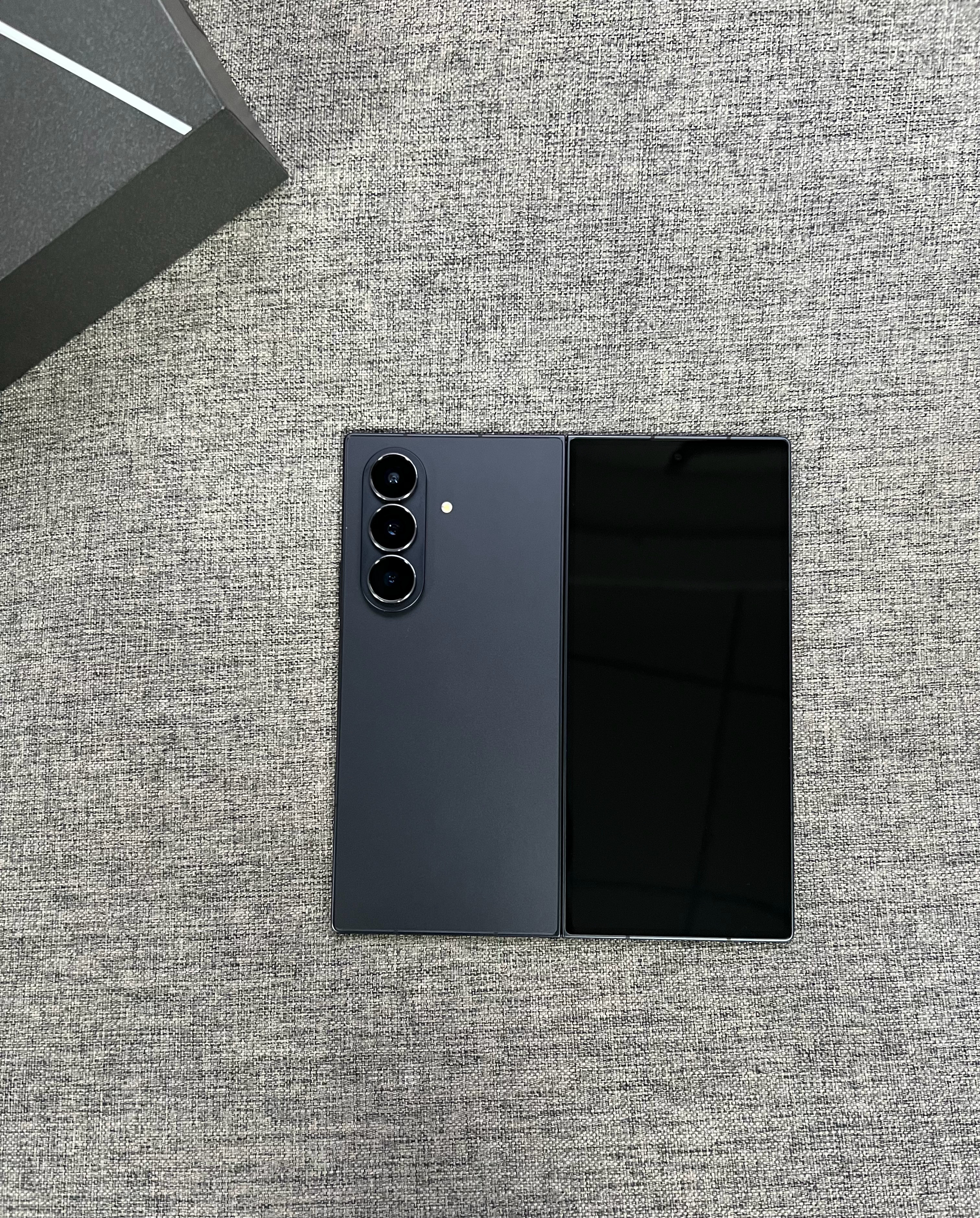 三星GalaxyZFold712+512G秘影黑，屏幕完美，仅充电口处细