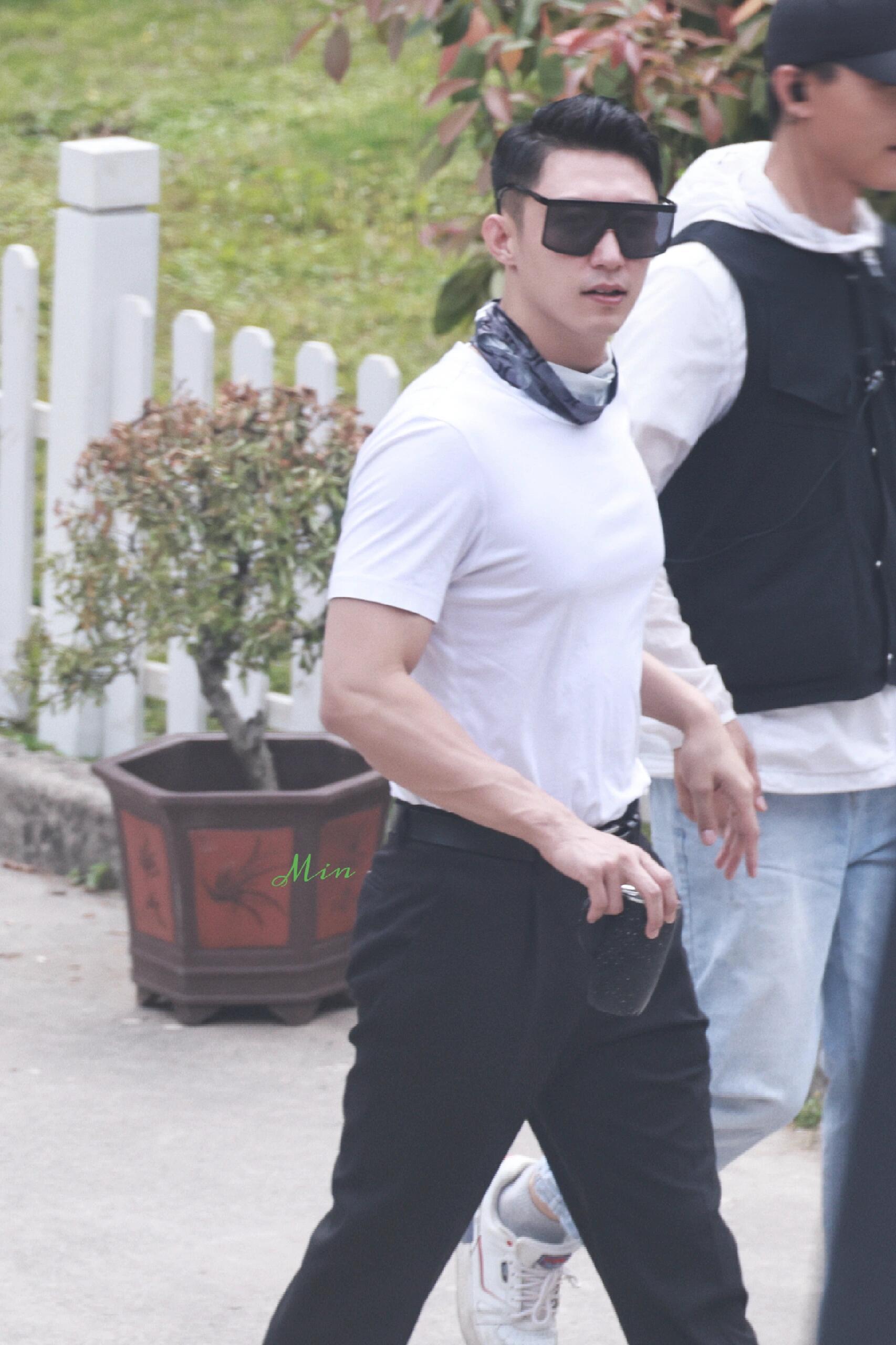 黄景瑜3D建模身材这两个话题都很值得参与一下！身材曼妙到无需服装修饰体型，越简单