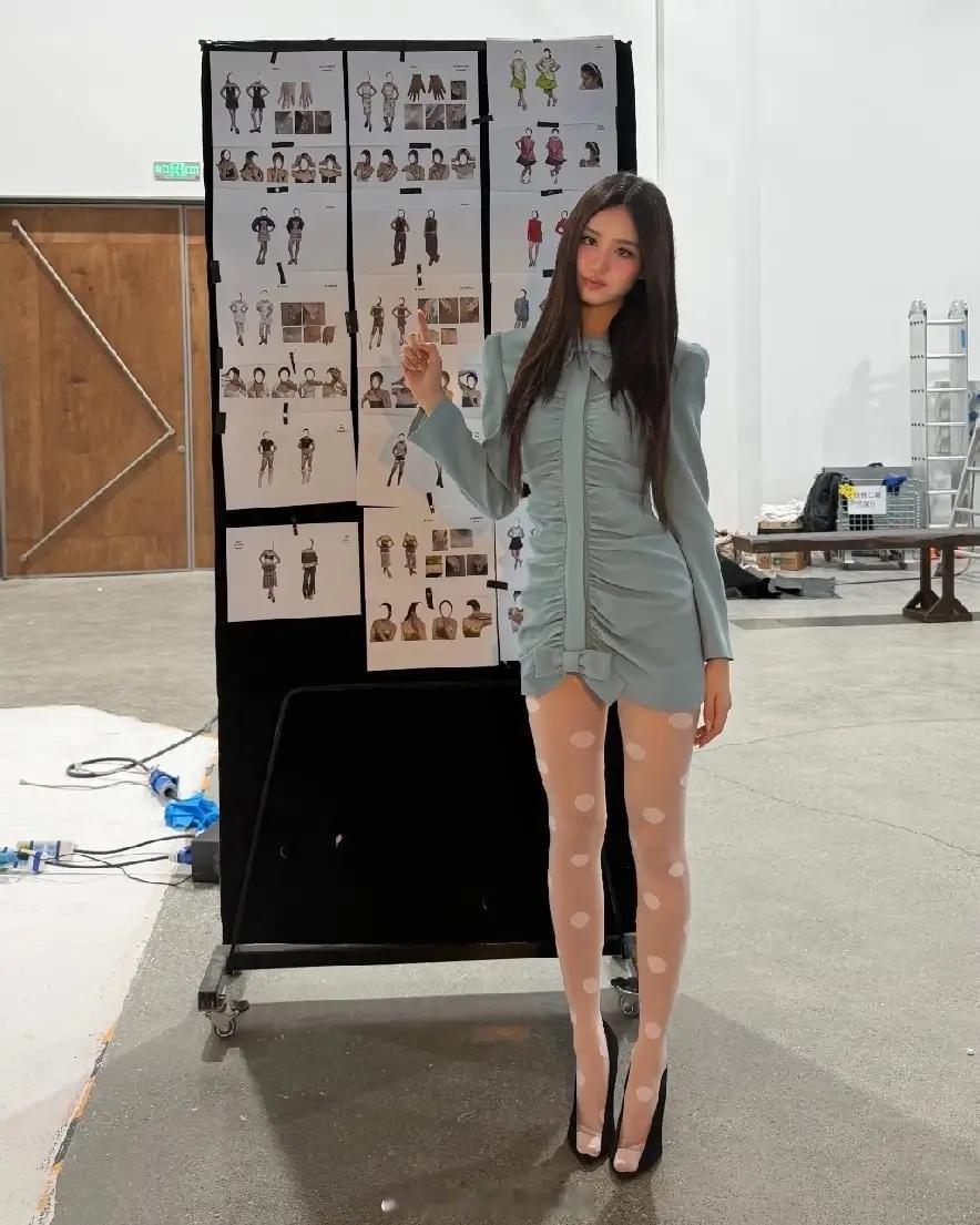 钟丽缇小女儿晒出杂志拍摄花絮，虽然没正式出道做明星，但是她自带热点！作为星二代，