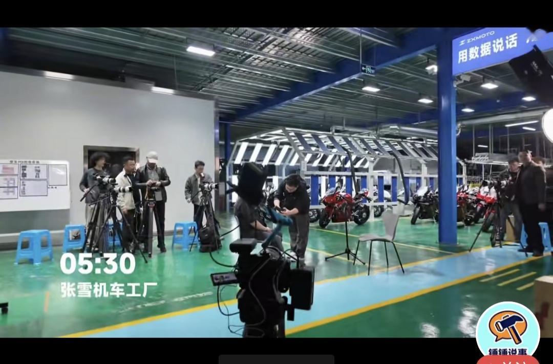 董倩真的是太愿意吃苦了，自己已经是王牌主持人了，可是去采访张雪，竟然五点半就去了