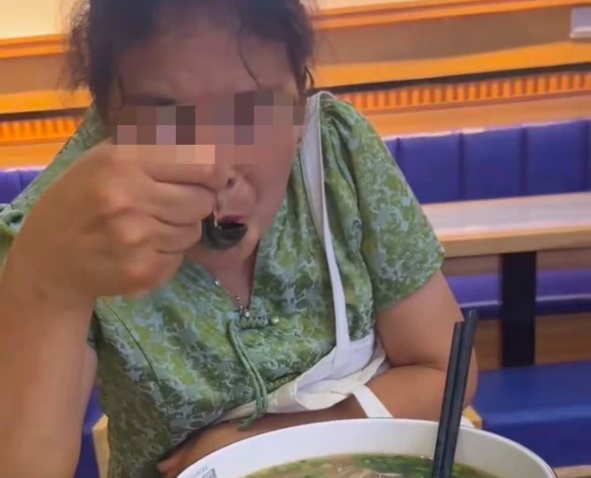 为什么要远离社会底层？热搜上令人窒息的“母女吃牛肉面一幕”，暴露社会底层可怕