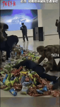 “人怎么能这么聪明！”河南郑州，一男生参加了学校举办的抢零食活动，但是一个个抢又