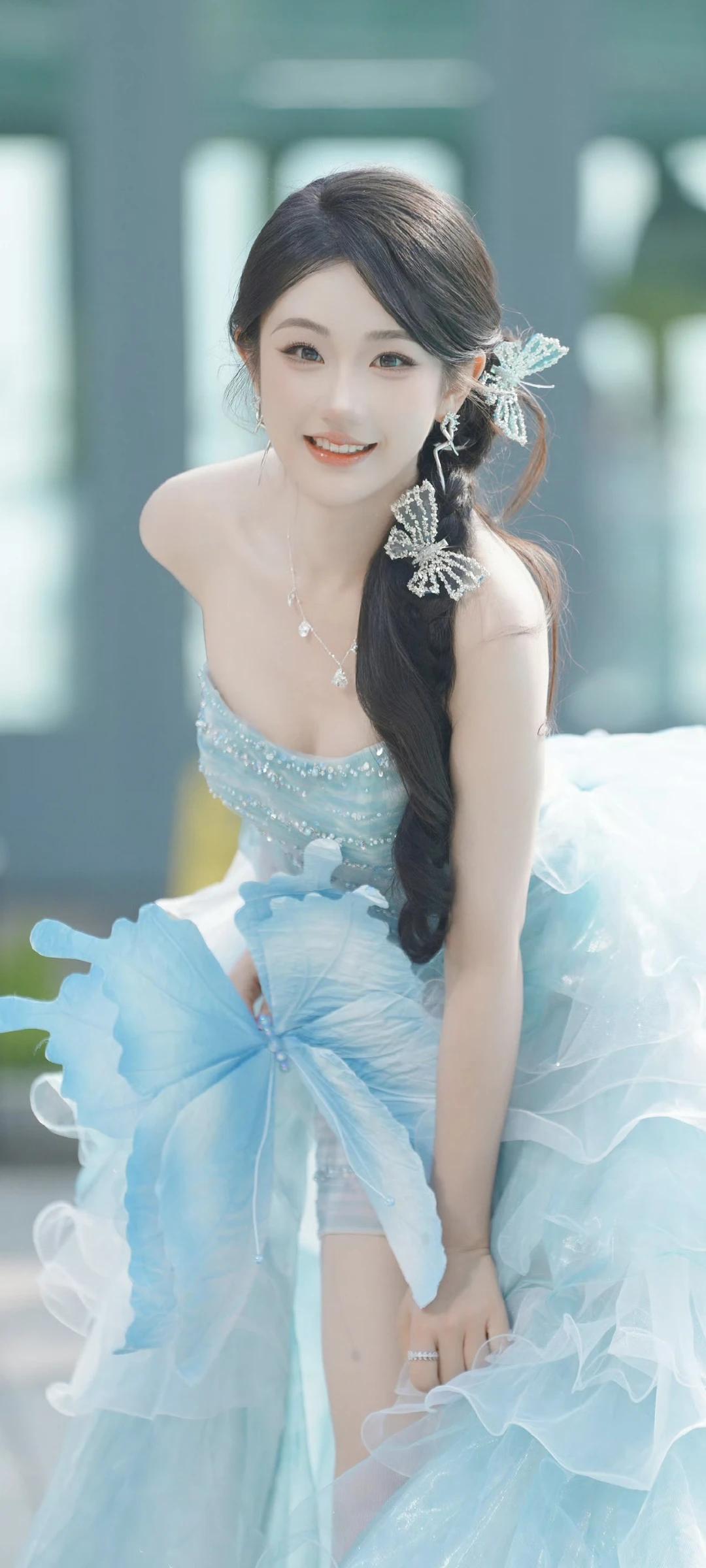 短剧演员张晋宜写真壁纸～冰蓝纱裙与蝴蝶发饰，是从童话里走出来的公主吧～