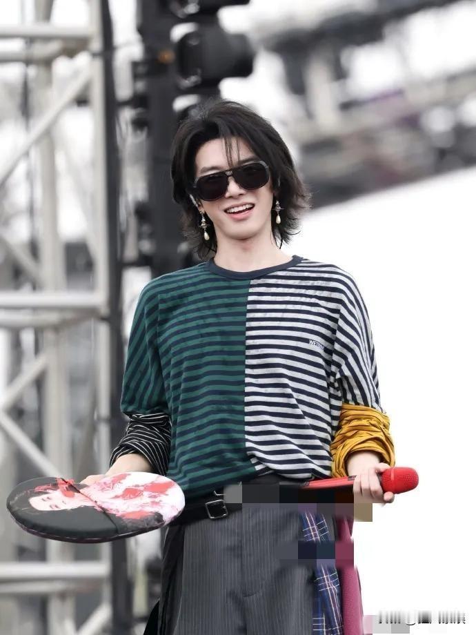 华晨宇，开放到这种程度了？近日，华晨宇在南京的演唱会引起热议，不是因为他的歌