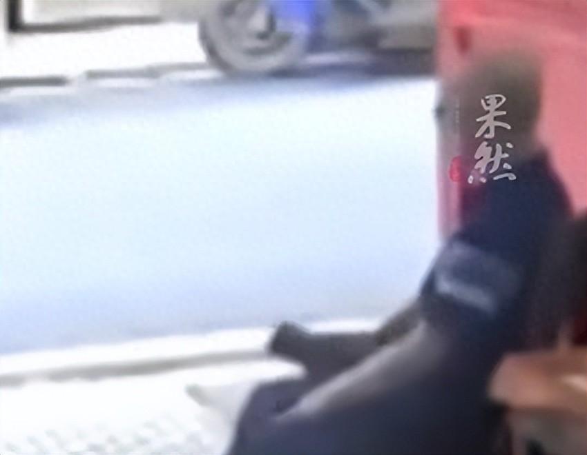“真是好人难做！”湖南衡阳，一位老人身体不适，走进路边一家小店休息，但突然发病晕