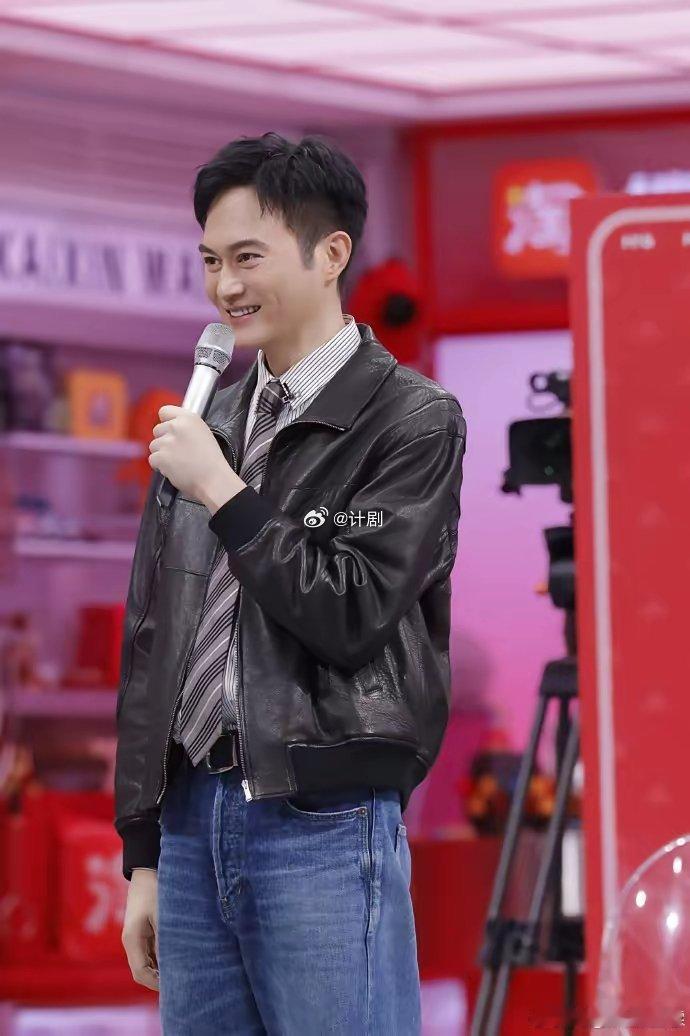 当《你好星期六》新一期播出，陈小春比张智霖还是强一点啊。他看似不聪明，却总能恰到