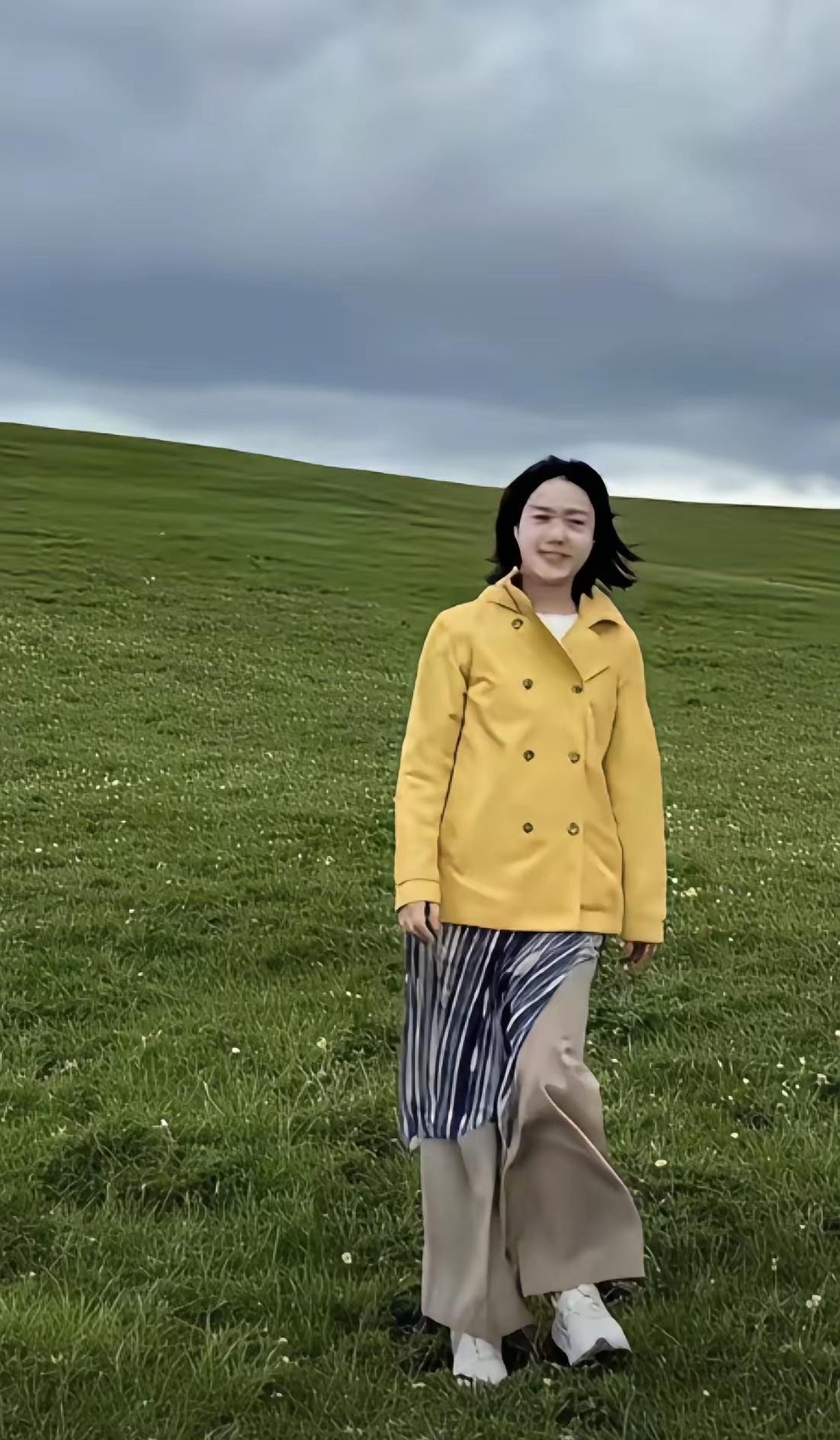谁能看得出翁帆快五十岁了！草原旅行近照状态惊艳，容光焕发，满满的青春气息。策马