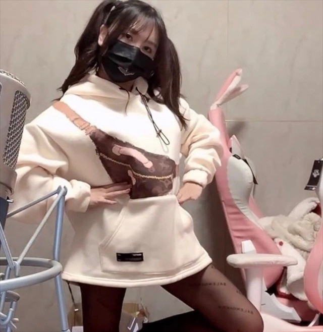 不是被封了吗？怎么还能播？？有网友爆料疑似主播小团团在其粉丝群里宣布开播时间，将