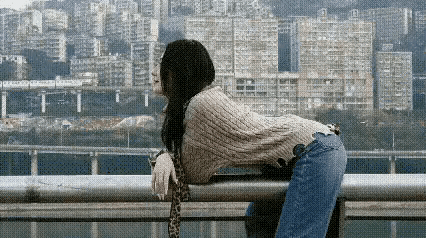 惊喜不惊喜、意外不意外？大家总是说说话不靠谱的人是“满嘴跑火车”，而这个小姐姐最