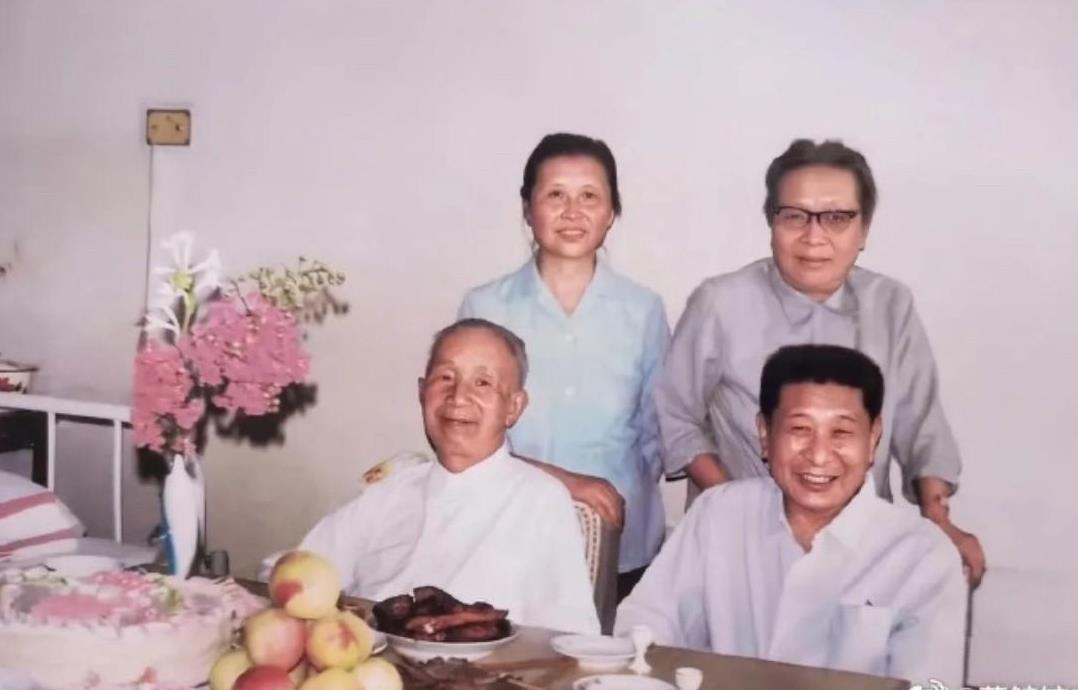1981年8月，粟裕大将在解放军总医院（301医院）度过74岁生日时，与老战友