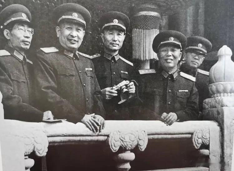 1961年国庆节，左起：傅钟上将，钟期光上将，张爱萍上将，宋时轮上将，黄克诚大将