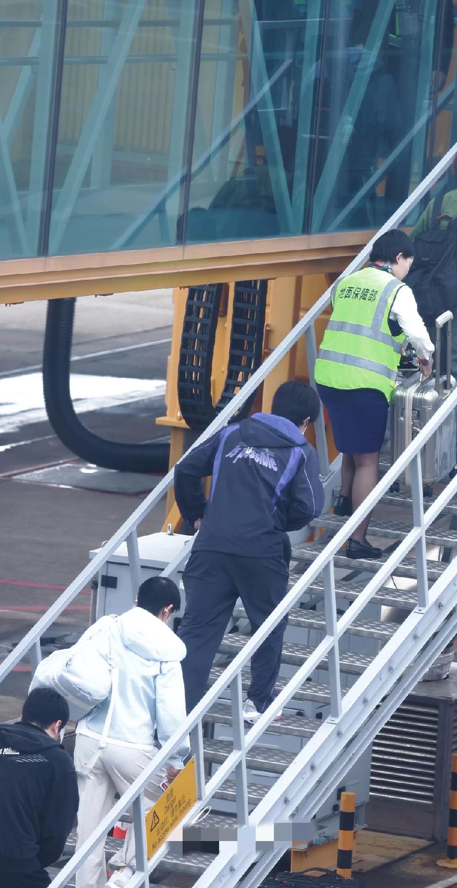 莎头登机返程！澳门行圆满，只愿俩孩子好好休息看到莎头在登机口一前一后的身影