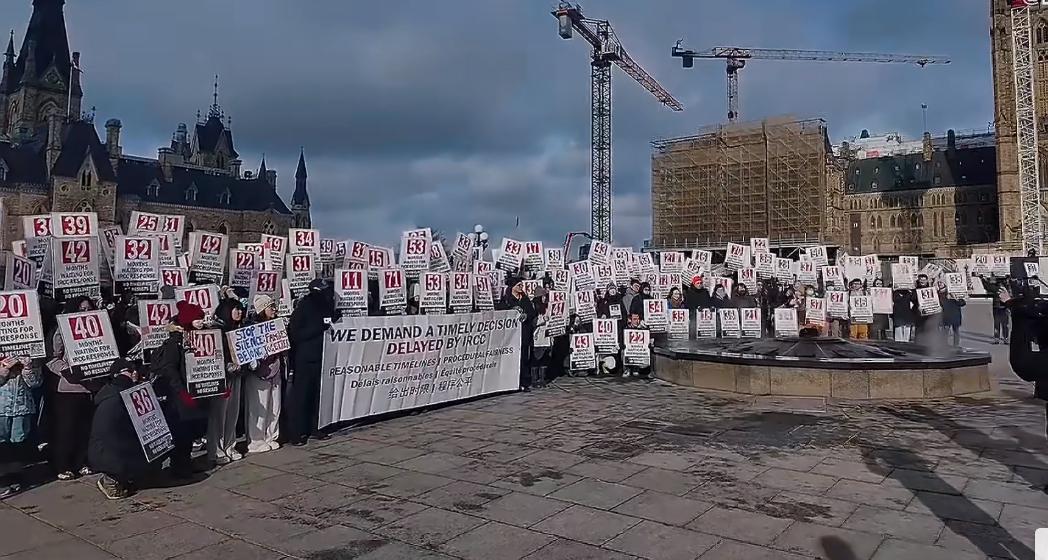 一群华人跑到加拿大讨说法要求给身份有些等了四十个月，有些等了五十多个月，他们声