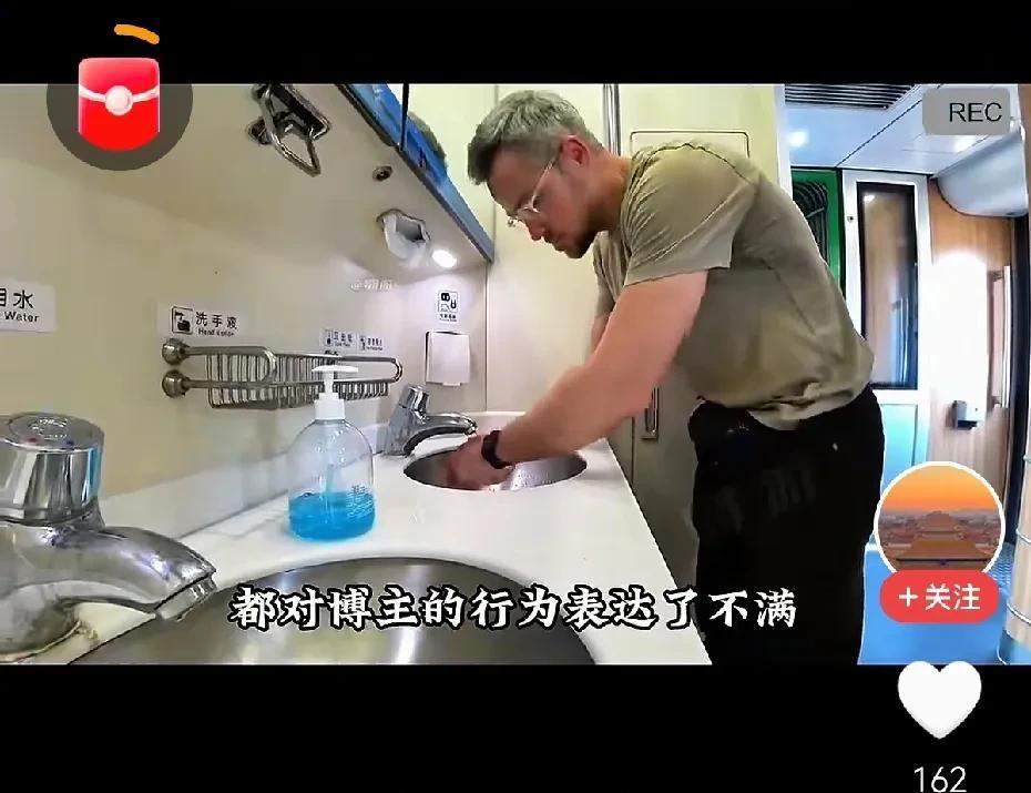 反逻辑啊！外国人来中国抱怨这里人不说他们说的话！一部分公知也抱怨全民英语普及率不