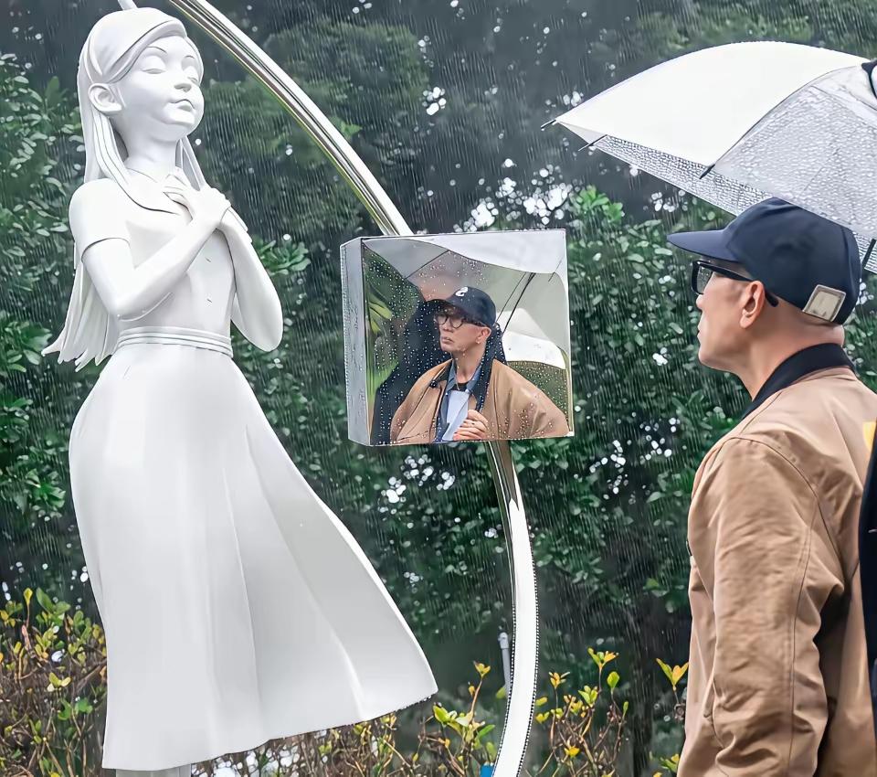 这雕像到底是谁？具俊晔看了都得认不出老婆，我用豆包随便生成一个都比雕塑更像！