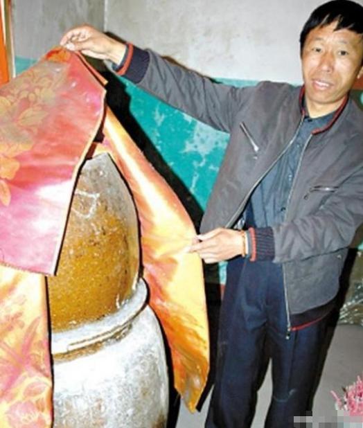 2000年，江西一农民去世后，儿子将父亲遗体放进了大缸。村里人纷纷说儿子不孝，没