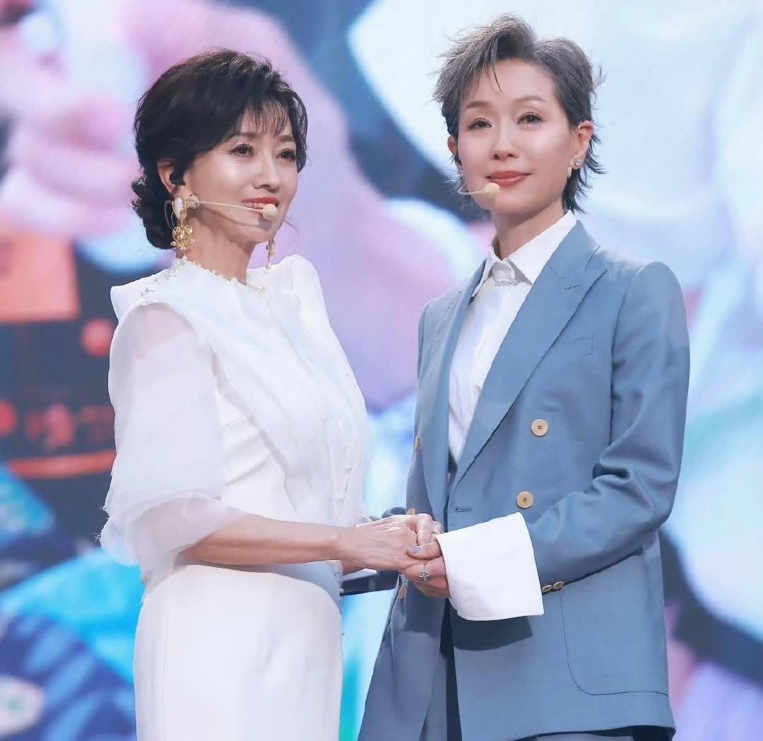 我敢说现在全网最难受的就是叶童了不是因为她浪姐没拿到冠军，也不是因为她的
