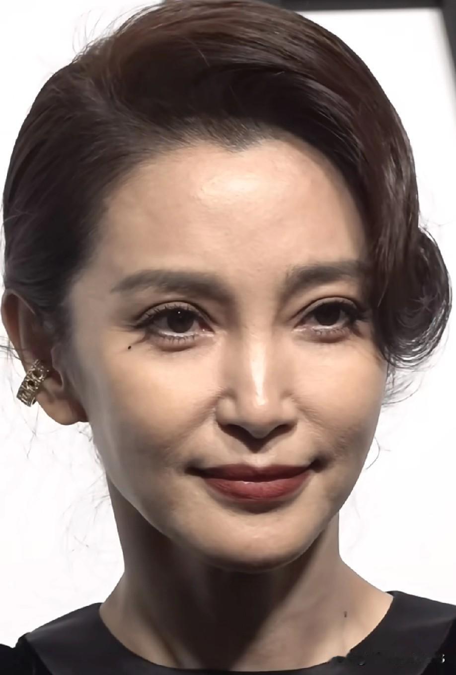 我挺纳闷的，李冰冰脸上不见一丝皱纹；可就是看着显老。感觉她报的年龄有假，