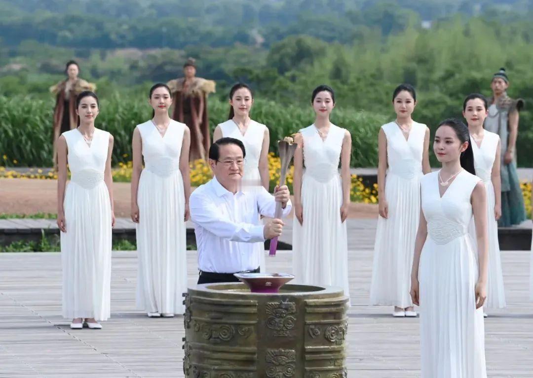 易炼红在湖南任职时，公子哥易世威还是省委某部门的公务员，虽然彼时的易炼红已经跻身