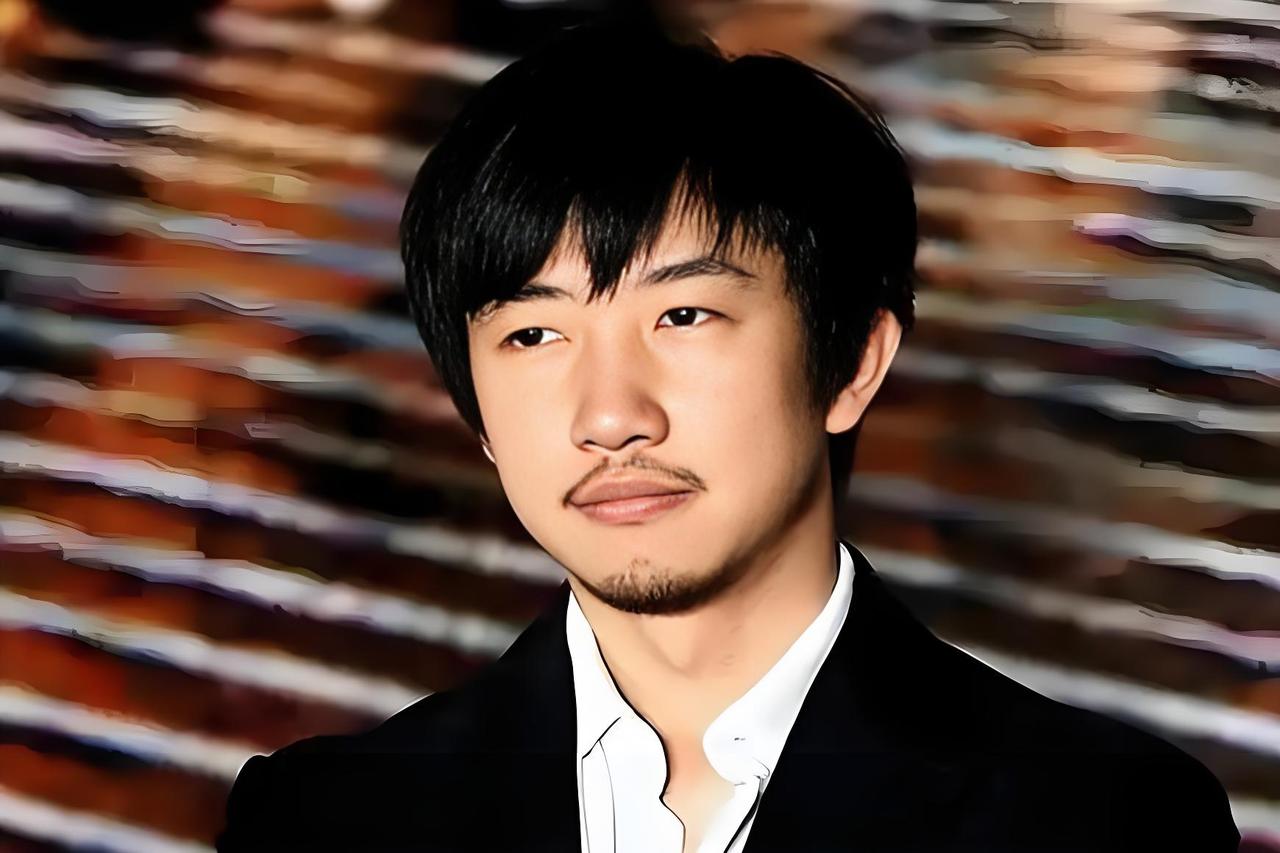 凭啥他耗尽了梅婷的青春、李小冉的半条命，最后却把安稳日子留给了一个小15岁的姑娘