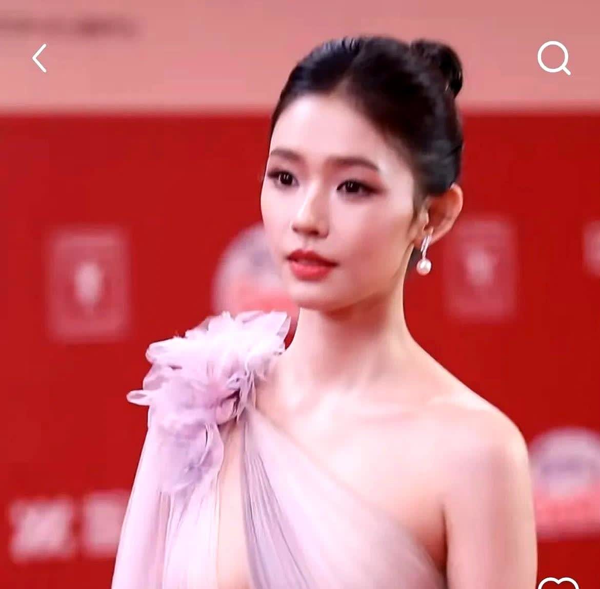 今晚的上海国际电影节红毯仪式，有两个女明星让人过目不忘！最戳中我的还是长