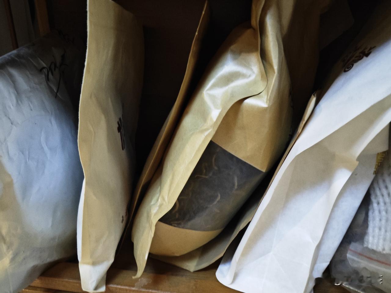 以前经常寄出茶样，而且从来都包快递费，结果基本上是肉包子打狗有去无回，不但没有回