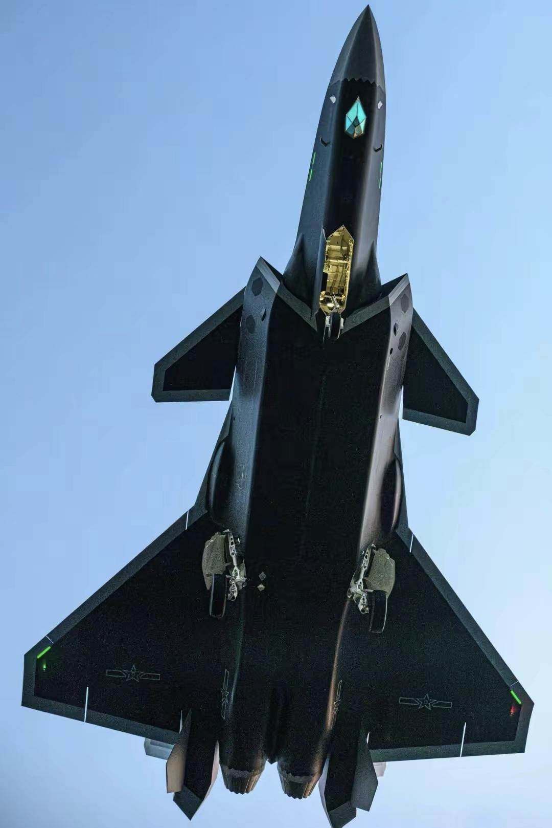 为啥歼-20这么贵？因为配置拉满了，别的不说，每一架歼-20机头底部的这颗大钻石