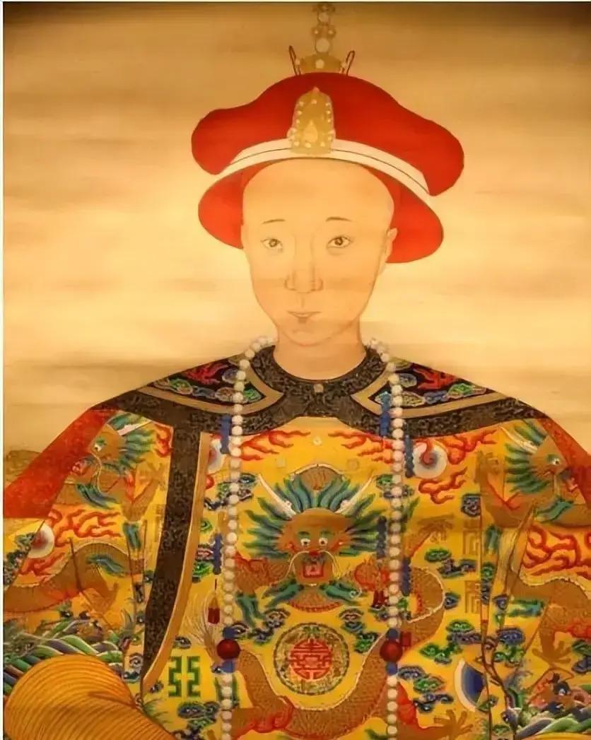 光绪临终那天，太监小德张低声向他通报：慈禧定了继位人，是载沣家的三岁孩子溥仪。光绪听了愣了一下，脸色