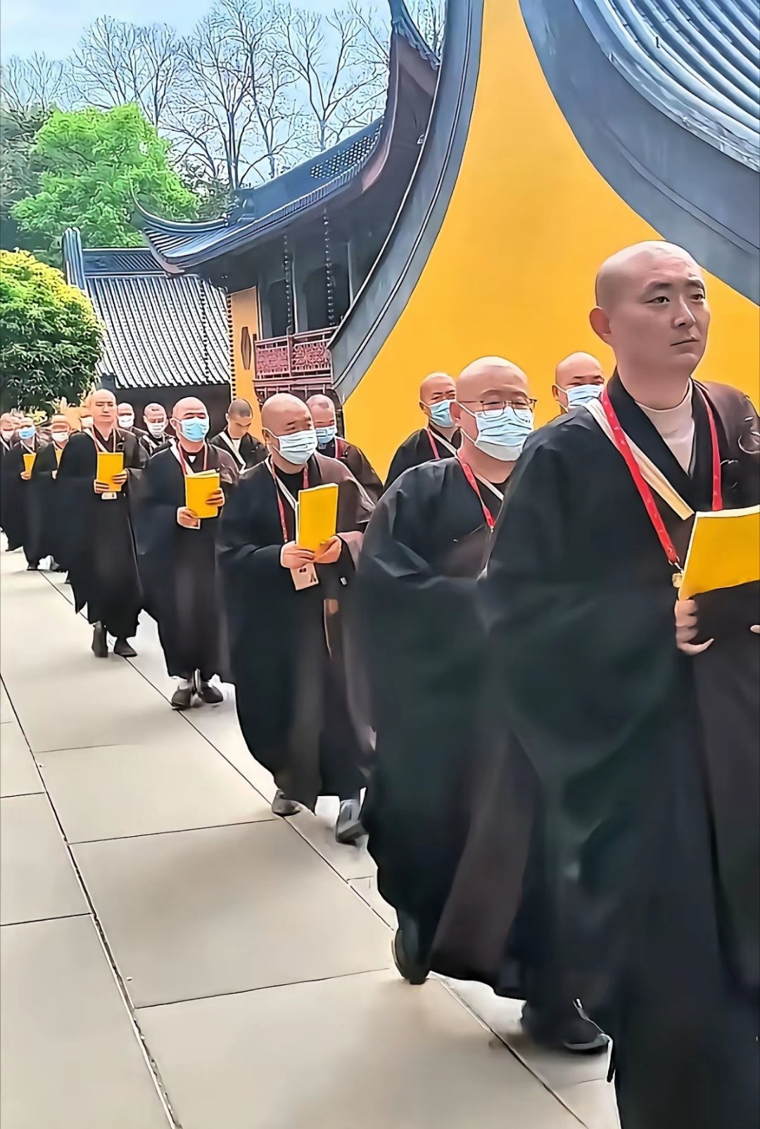 信仰一旦沾了铜臭，菩萨也得替资本打工。