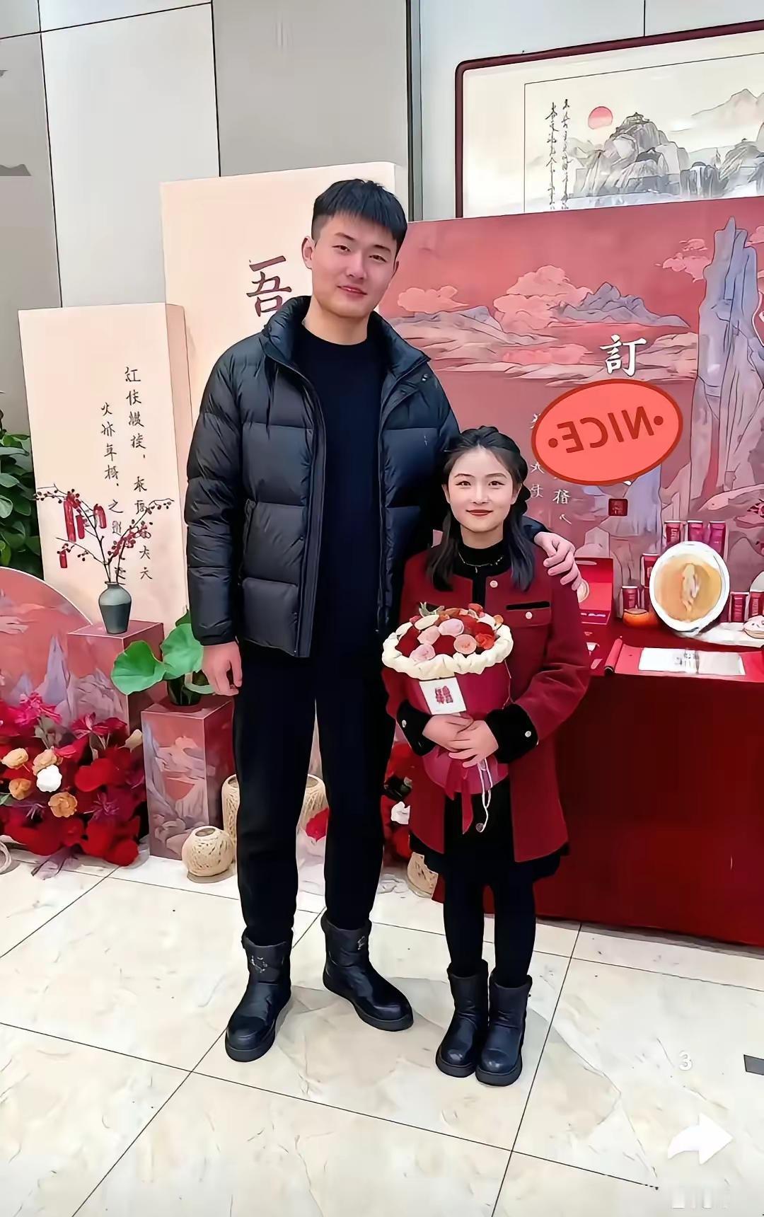 1米9的大个儿配1米5的娇小新娘，这场订婚宴直接把宾客看愣了，40厘米的身高差往