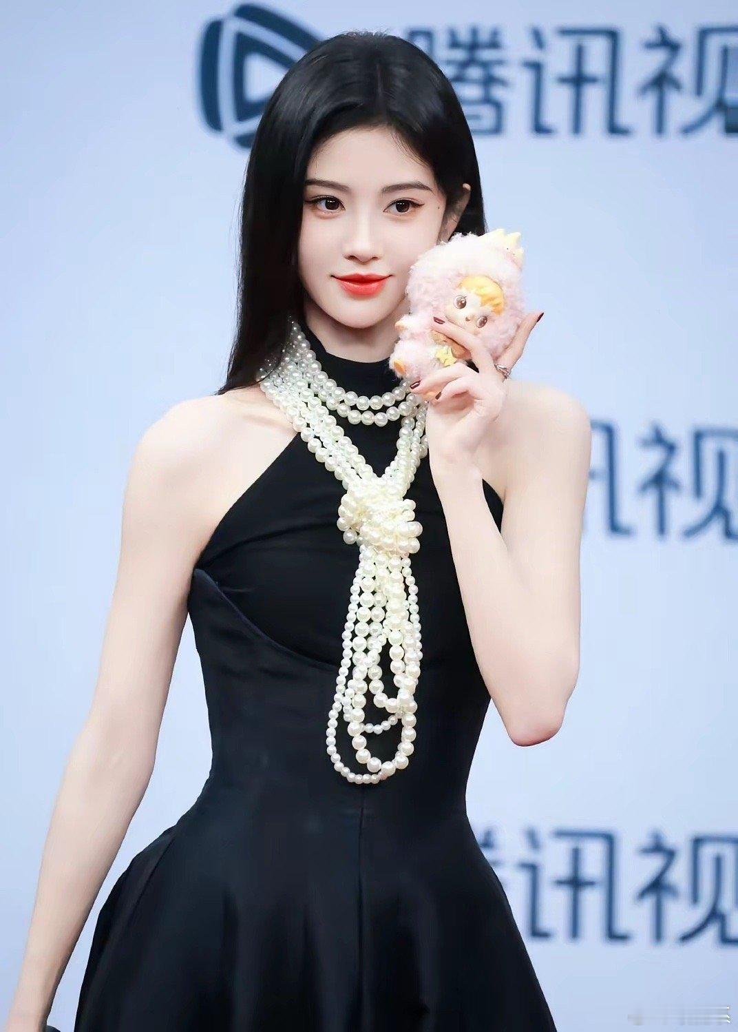 鞠婧祎在星光大赏上给所有女明星上了一课那就是，无论你长得有多好看，演技有多好，但