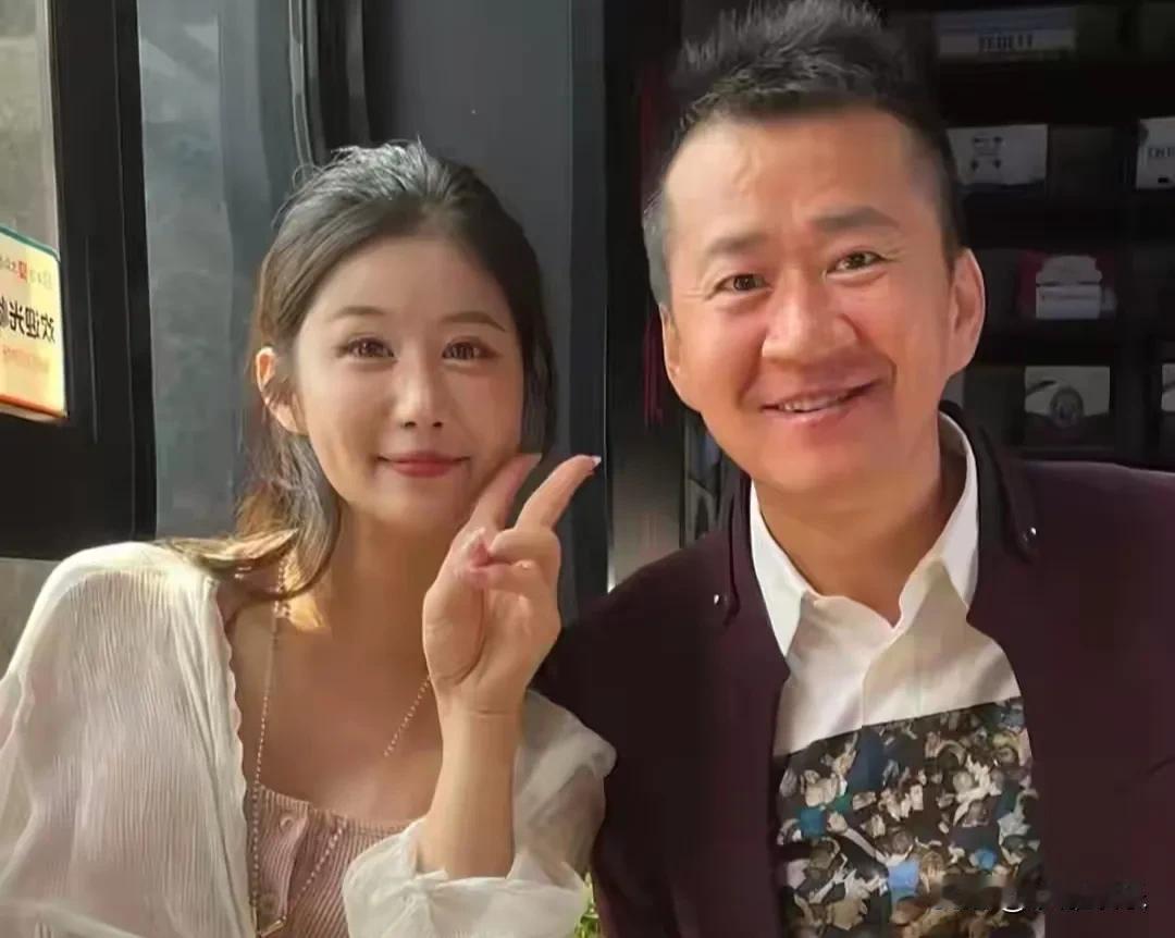 6月5日，演员李嘉明25岁的妻子小月月终于忍无可忍，发布视频正面回应了持续大半