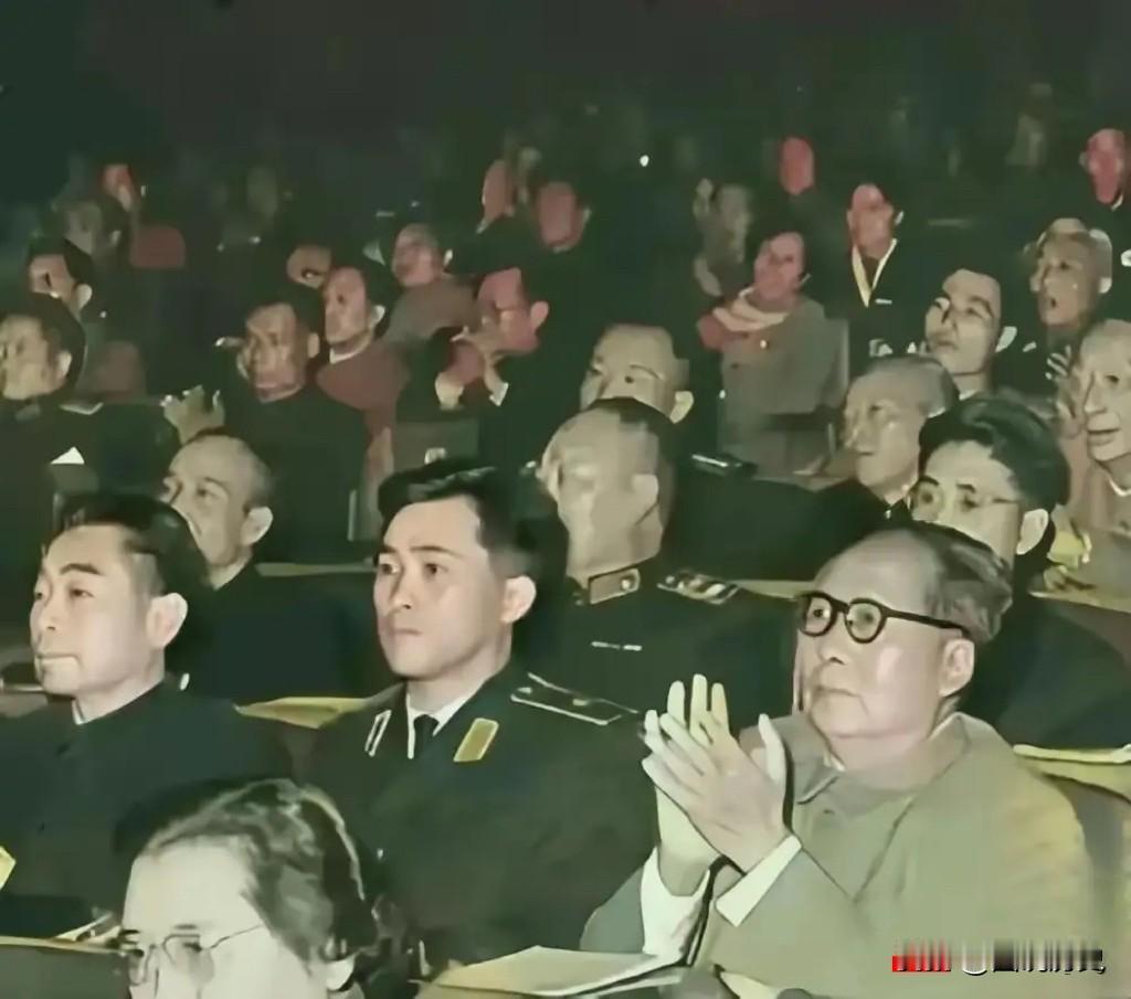 这张珍贵合影我还是第一次见到！毛主席戴着眼镜的老照片真的太少看到了，基本很难