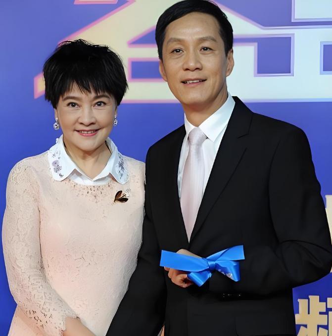 朋友聚会上，有人当面劝冯远征：“下次别带你老婆出来了，太丢人。”梁丹妮瞬间脸