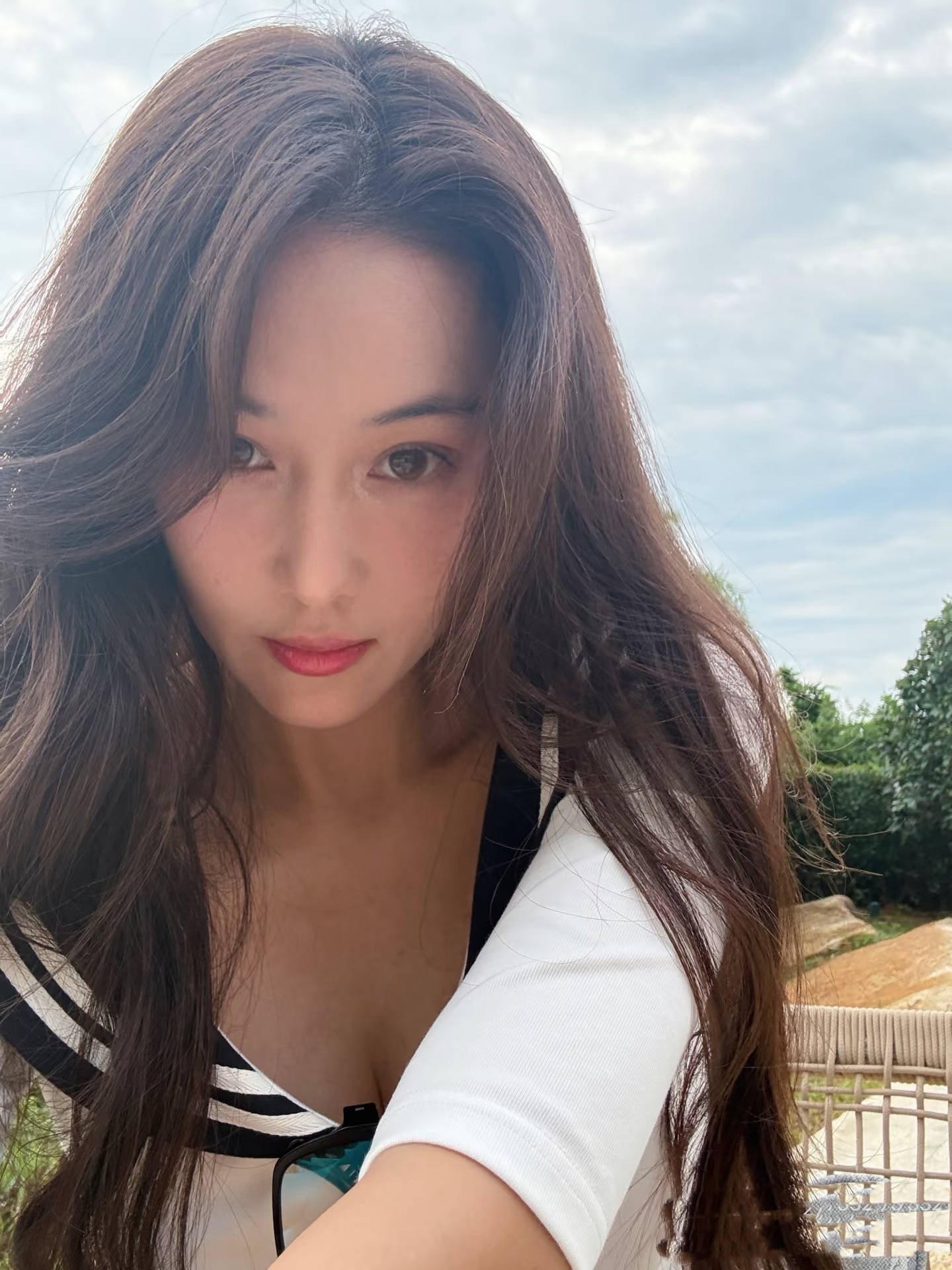39岁的张馨予，这组海边度假照把“松弛感”拍出来了！没有华丽礼服，也没有刻意凹造型，一件白色短款水手