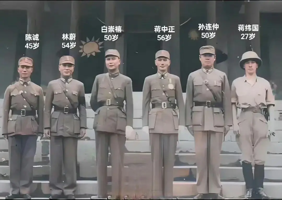 1943年，抗战时期，一张拍摄于恩施的老照片，没想到，孙连仲个子还很高大。​​