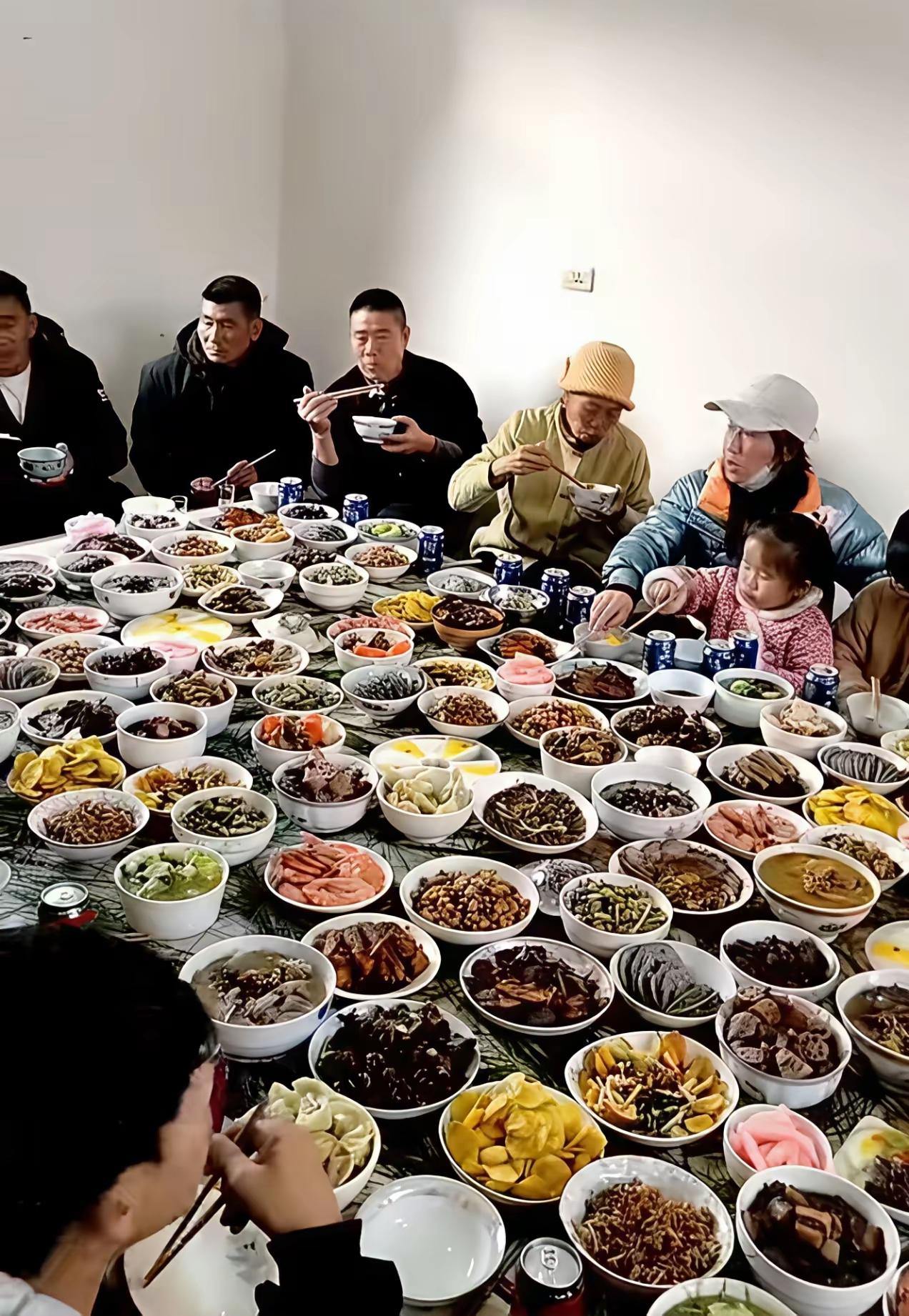 原来民间也有满汉全席的。只是那么多菜，中间那几道，怎么夹？胳膊短，根本夹不到。