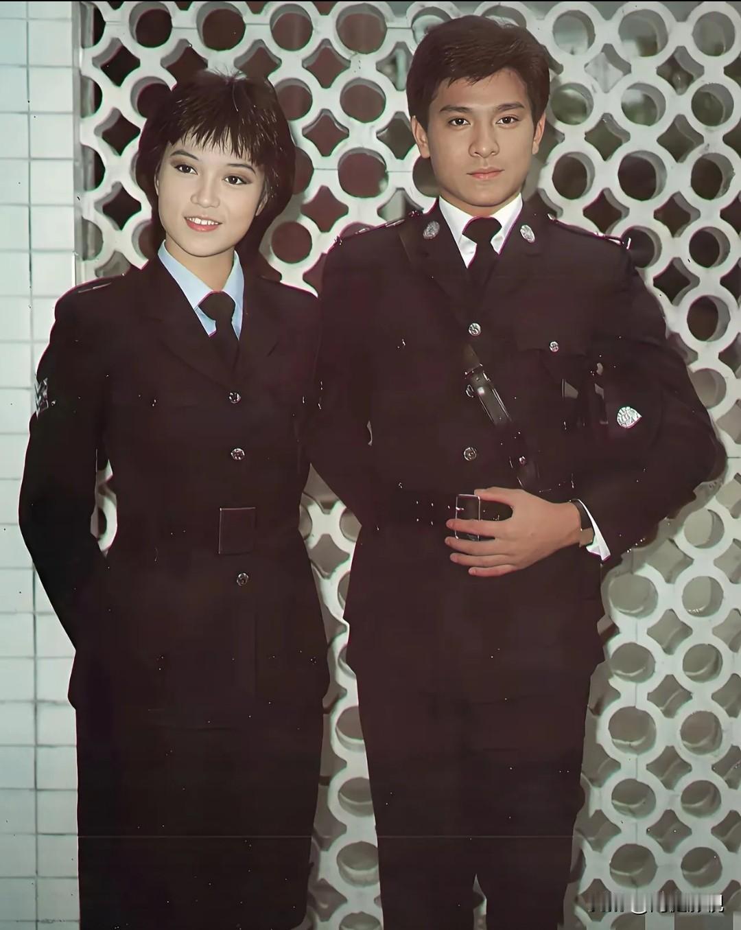 那时的刘德华真是目若朗星，气宇不凡，英姿昂昂！而左边这位美女是谁？细眉飞扬，朱唇