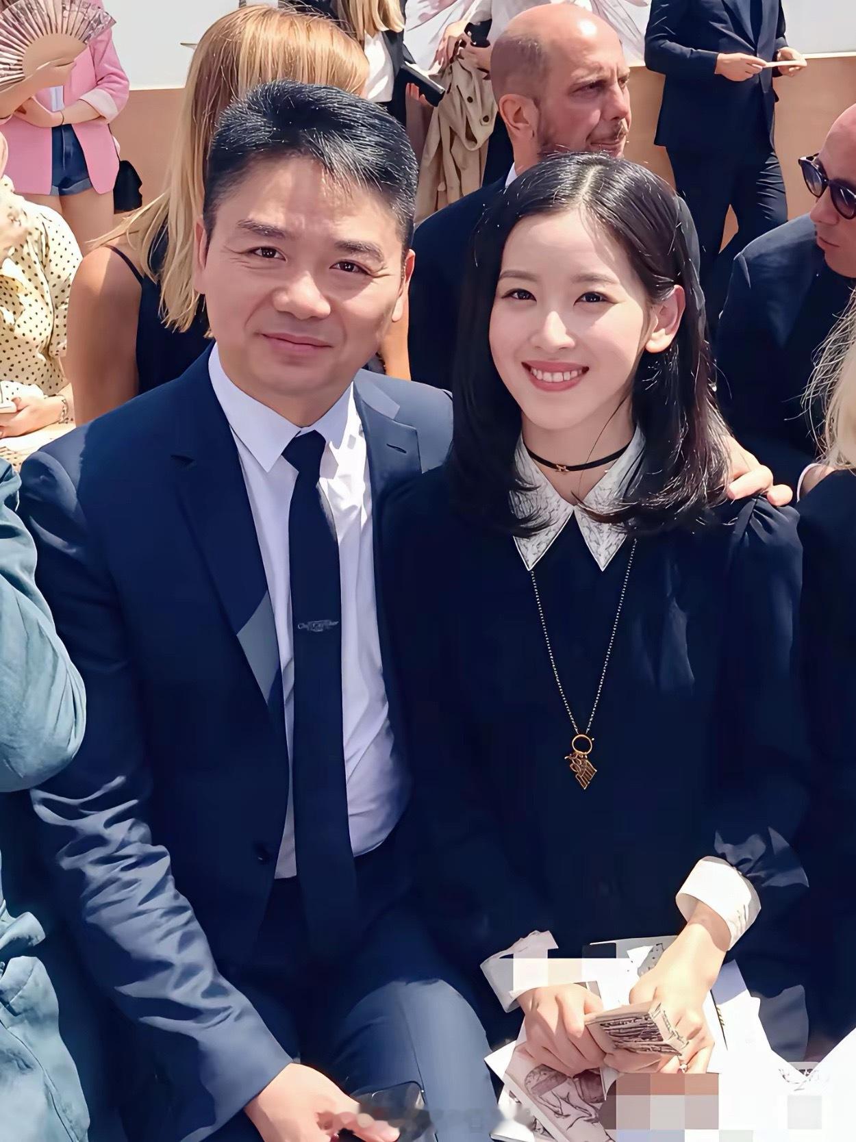 富豪身上的魅力肯定不只富这一优点看看章泽天多次在公共场合深情望向刘强东深情中带着