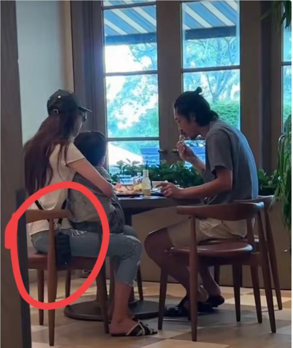 林志玲抱着4岁儿子吃饭，然而她老公在旁边自顾自地吃饭，看着样子普普通通，真不明白