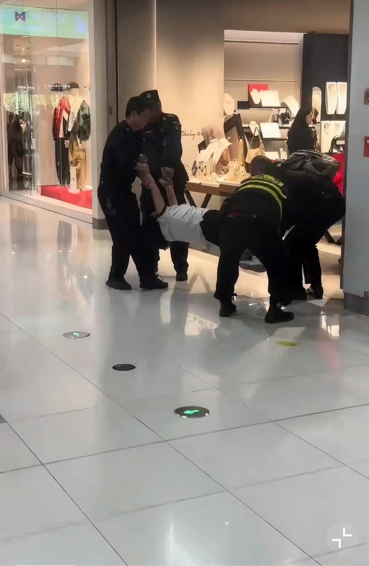 近日，厦门一商场内，一女子声称自己是美国人，用英语向旁人索要钱财，群众们以为这位