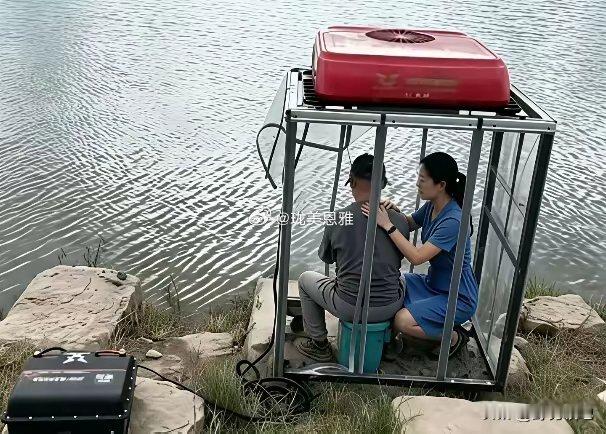 重庆一钓鱼男子嫌天热，把“空调”搬到了河边，这钓瘾太大了吧