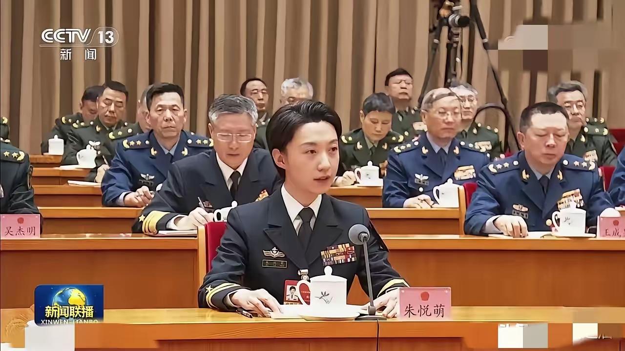 朱悦萌真是了不得啊！1990年出生的她，现在已经是海军中校了，真是太厉害了！