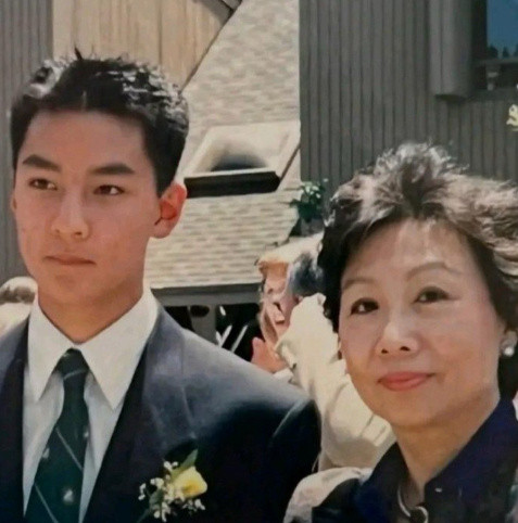 吴彦祖大学毕业时和父母的合照，那时候他可真帅