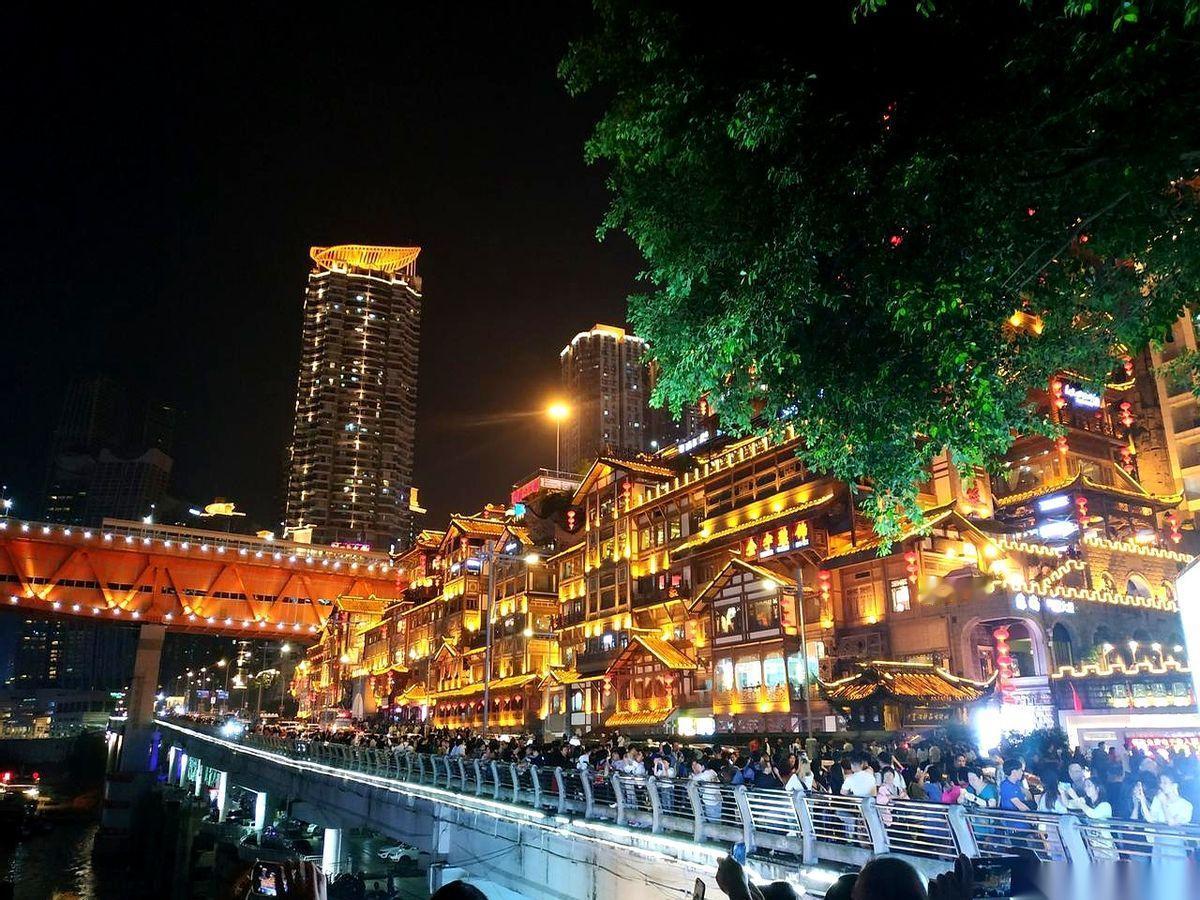 就昨天，平安夜。上海和北京，两座城，一天之内把2200多万人塞进了地底下。这