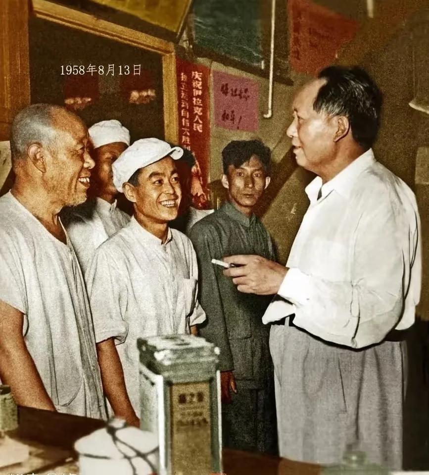 那天，几位工人师傅碰见了毛主席，就兴奋地和毛主席聊两句。毛主席说：工人师傅们，你