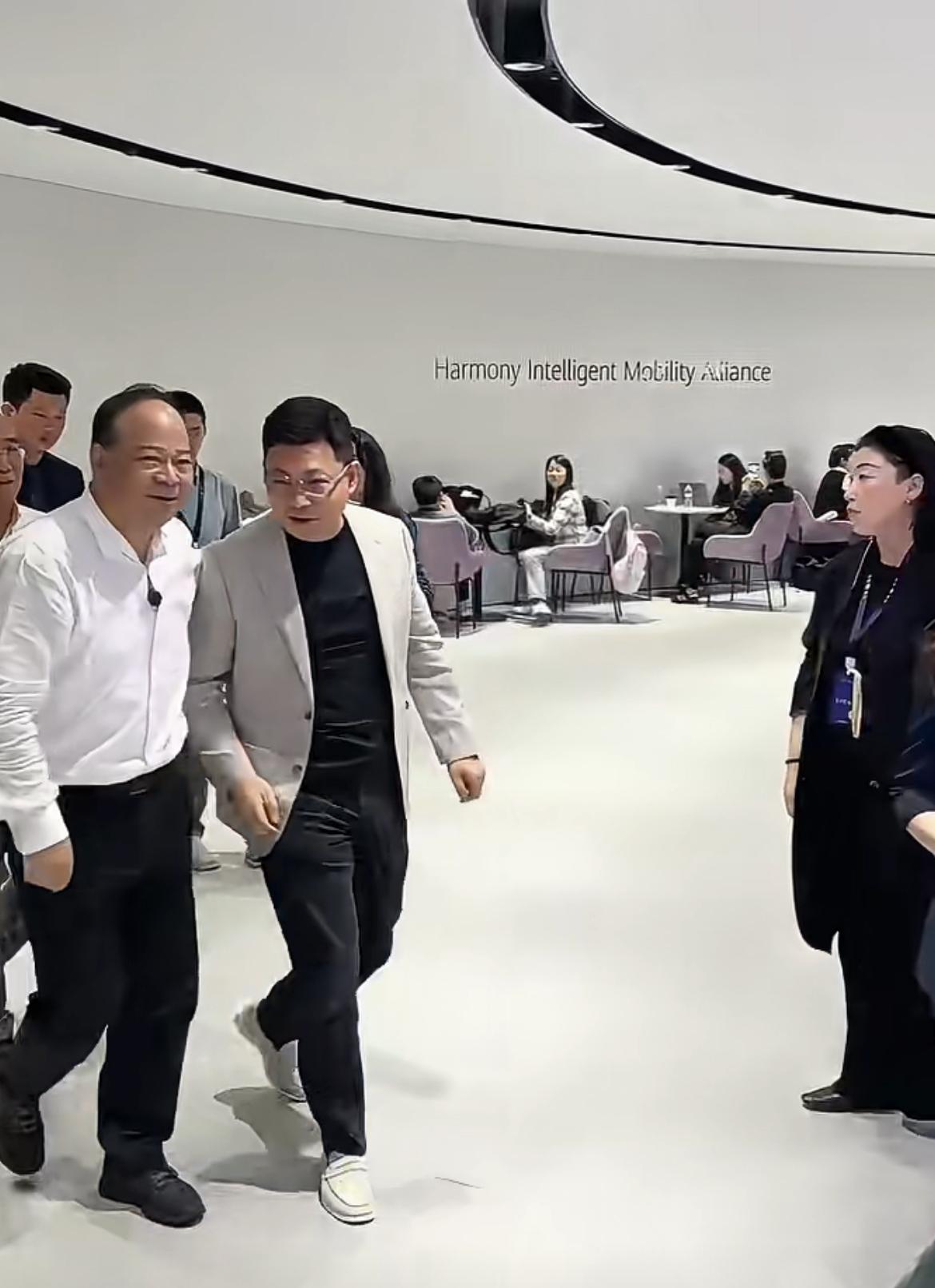 余承东与曾毓群互动交流！4月25日，北京车展期间，华为终端董事长余承东与宁德