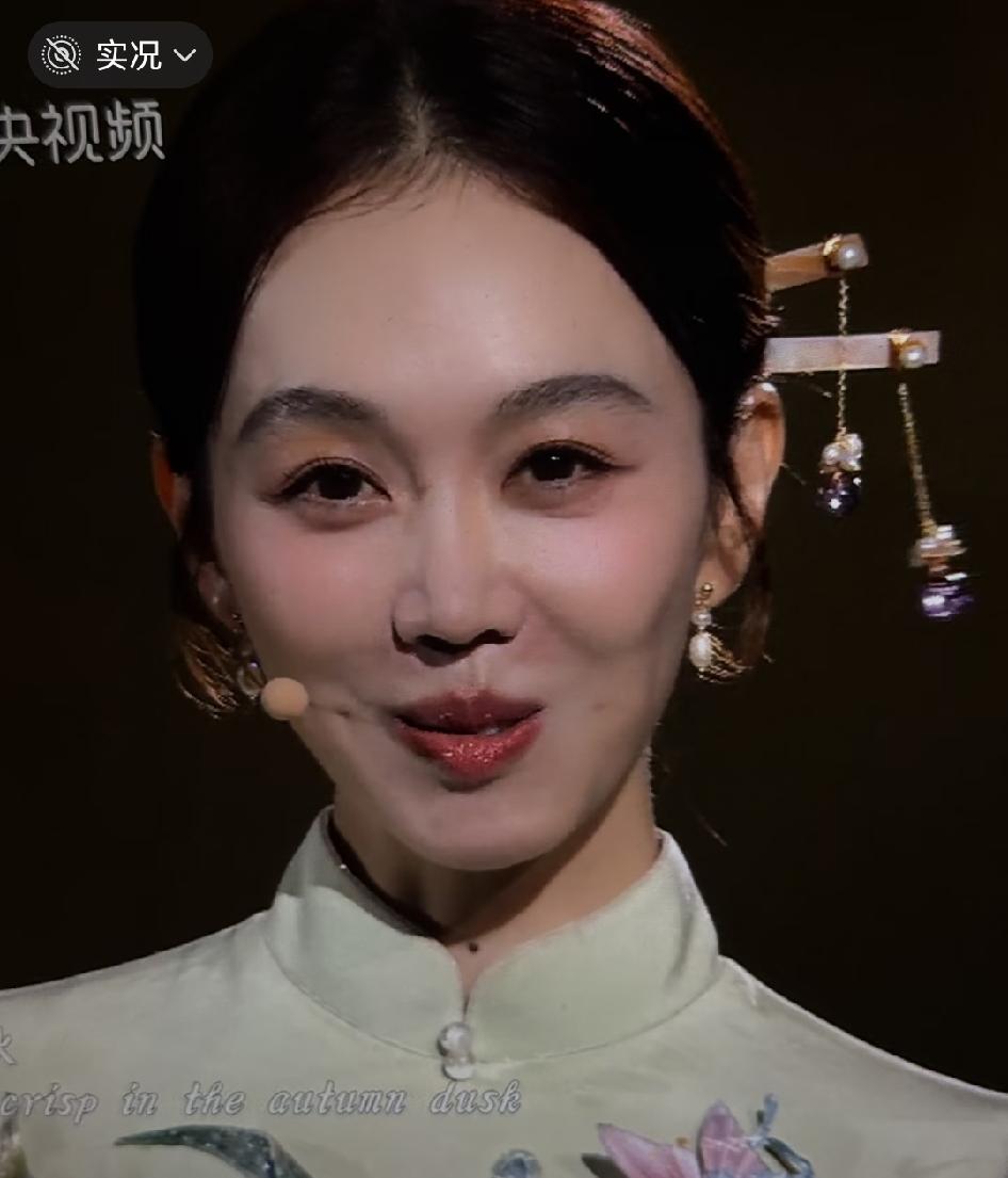 昨晚，央视中秋晚会，全网都说：“姜妍不愧是内娱嫁得最幸福的明星，你看这笑容多幸福
