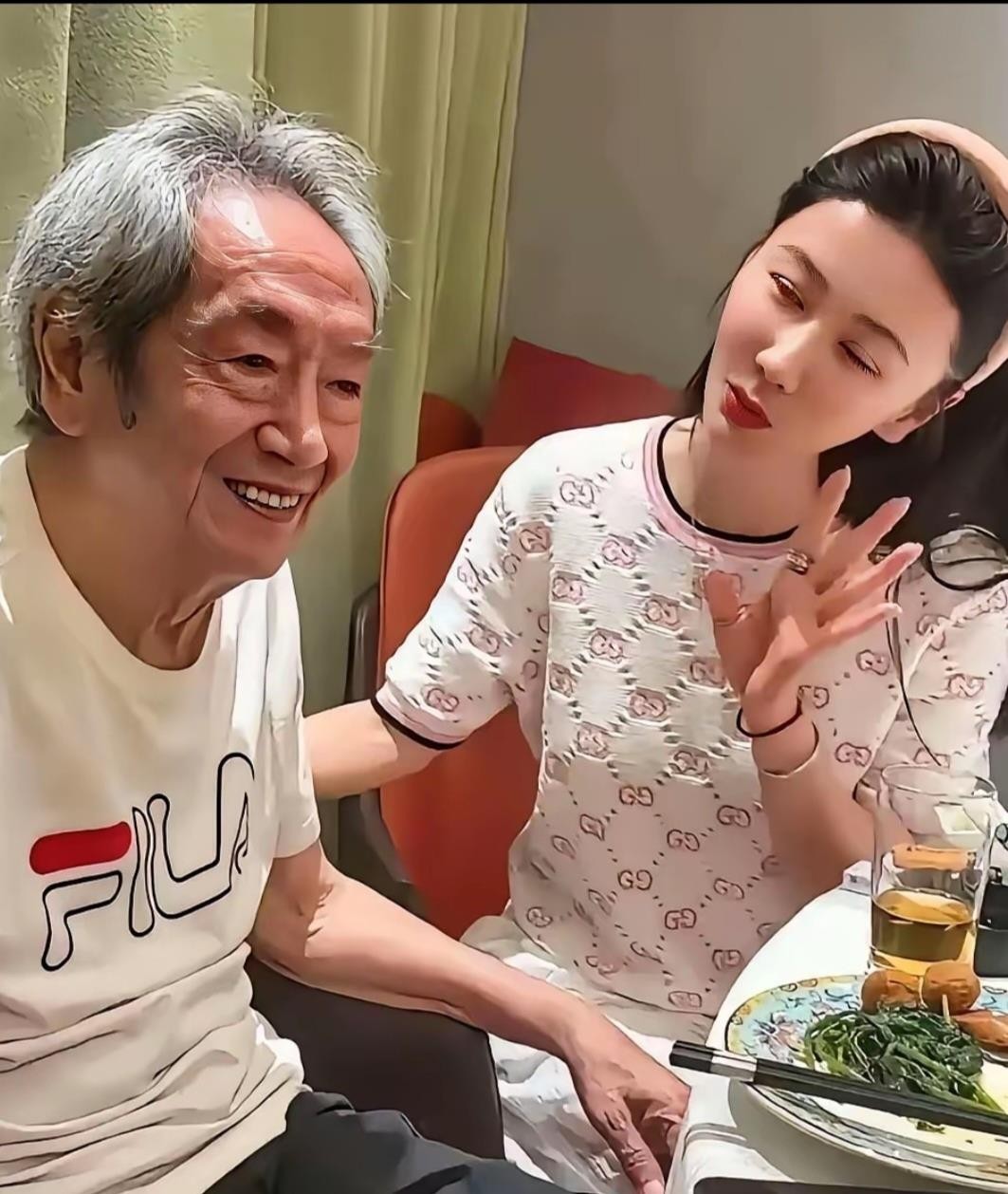 75岁的张纪中在直播间里眼神涣散，44岁的杜星霖对着镜头笑盈盈地宣布正在备孕第五胎。旁边这位白发老人