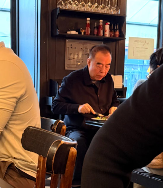74岁陈凯歌是真的文艺啊！这些大导演都偏爱家乡味，张艺谋是陕西胃，拍戏时也离不